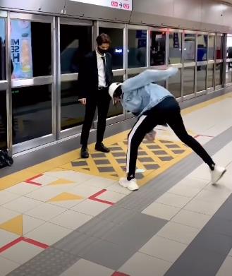 틱톡에 올라온 말레이시아 쿠알라룸푸르의 지하철역 딱지치기 패러디 영상 캡처