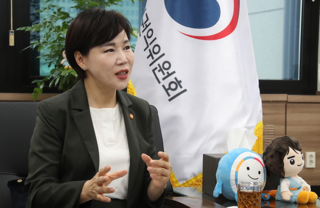 인터뷰하는 전현희 국민권익위원장