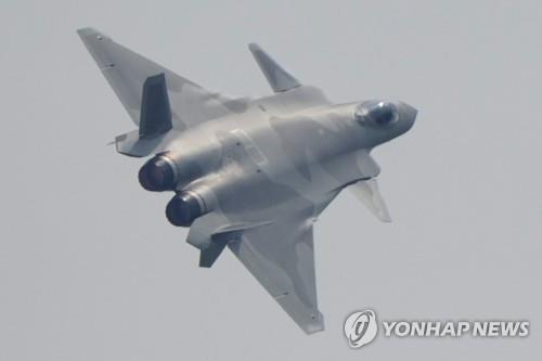 지난달 28일 주하이 에어쇼서 비행하는 중국군 J-20 스텔스 전투기