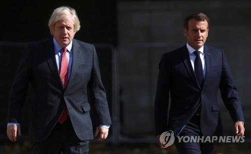 보리스 존슨 영국 총리와 에마뉘엘 마크롱 프랑스 대통령 