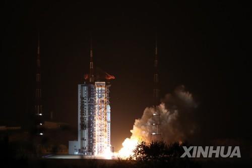 14일 중국 첫 태양탐사 위성 시허호 발사 모습