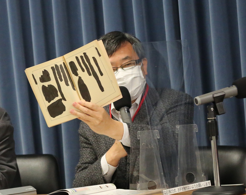 먹칠된 교재…일본 정부의 교과서 수정 압박 비판