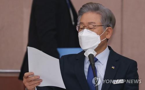 자료 확인하는 이재명 경기도지사