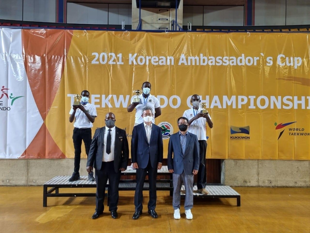 수상팀 코치들과 함께 한 박철주(중앙)대사, 코크 태권도협회장, 손춘권 한인회장