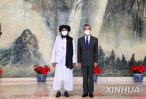 지난 7월 톈진에서 탈레반 2인자와 만난 왕이 중국 외교부장