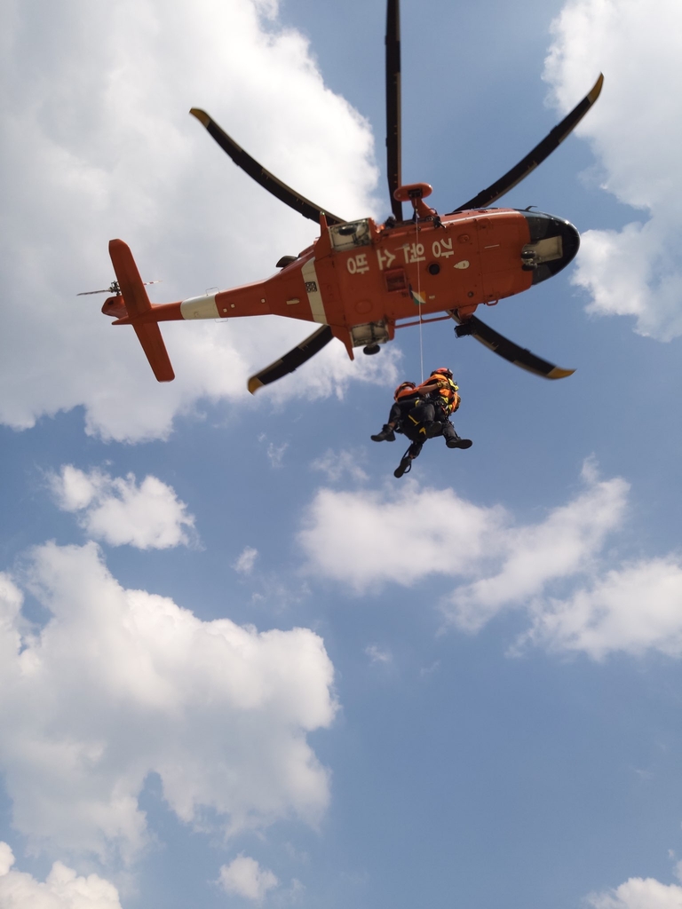 다친 등산객 헬기로 구조하는 산악구조대원들