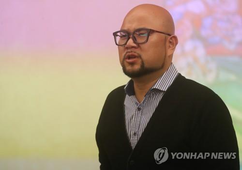(서울=연합뉴스) 류효림 기자 = 김효종 테너가 26일 오후 서울 서초구 서초동 예술의 전당에서 열린 최양업 신부 탄생 200주년 기념 오페라 '길 위의 천국' 제작발표회에서 주요 장면을 시연하고 있다. 2021.10.26