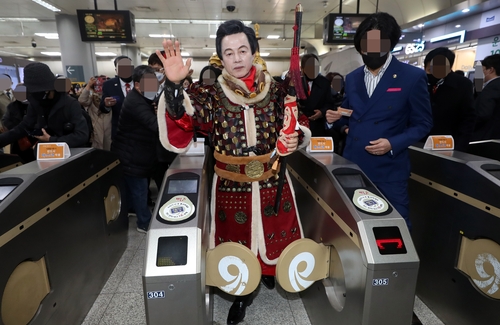 김포도시철도 개찰구 통과하는 허경영 명예대표