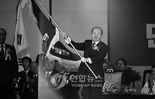민정당 창당행사에서 총재 겸 12대 대선후보로 선출된 전두환