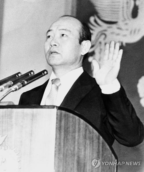 쿠데타 직후 1980년 11대 대통령 취임 선서를 하는 전두환 씨