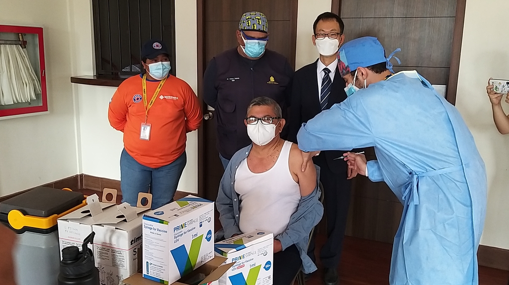 K주사기로 백신 맞는 온두라스 보건차관