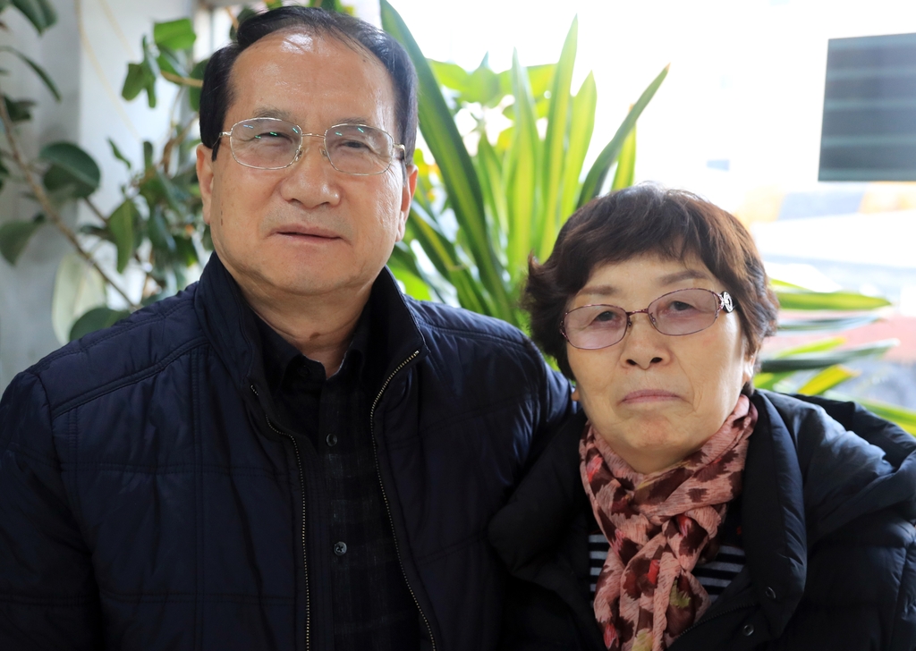 인터뷰하는 윤봉실·김추자 부부