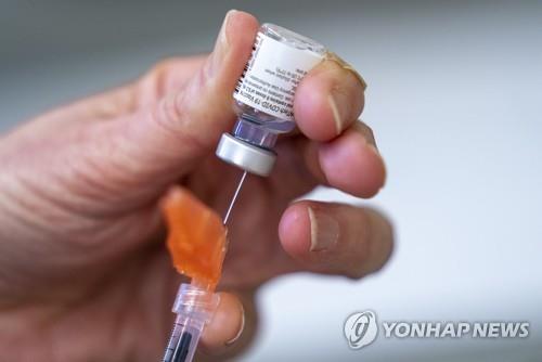 화이자의 코로나19 백신 접종을 준비하는 모습 [AP=연합뉴스]