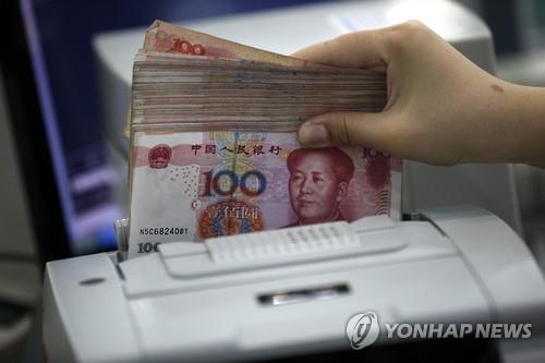 중국 은행 창구의 위안화 지폐