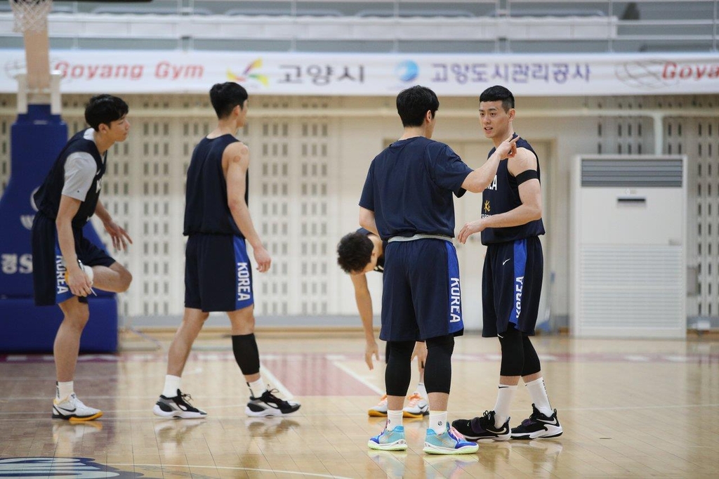 21일 고려대와 연습경기를 치른 남자농구 대표팀 선수들.