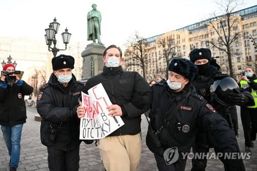 24일(현지시간) 러시아 모스크바 푸시킨스카야 광장에서 열린 반전 집회 참가자의 연행 장면[AFP=연합뉴스]