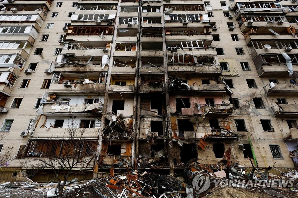폭격 맞아 파괴된 아파트'…우크라이나 수도 키예프의 참상