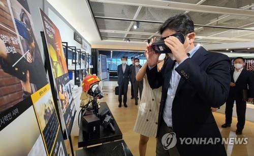 '릴루미노' 기술 체험하는 이재용 부회장