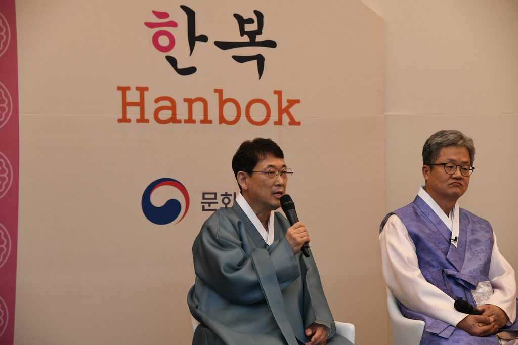 '장애인 한복 입기' 한마당에 참가한 최응천 문화재청장(가운데)