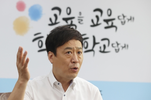 인터뷰하는 정성국 교총 회장