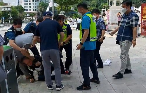 경찰관들 만류하는데도 폭행하는 스님