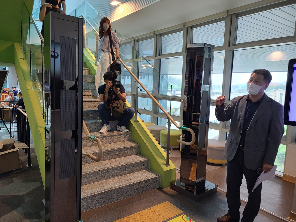 경기창조경제혁신센터 계단 앞에 설치된 보육기업 '위니케어'의 공기정화 시스템