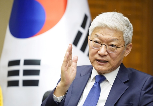 인터뷰에 응하는 윤덕민 주일 한국대사