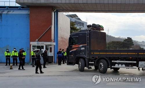 단양 시멘트 공장 들어서는 화물트럭