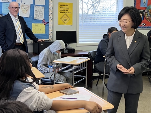 뉴욕 마약재활센터가 운영하는 학교 수업 현장을 방문한 오유경 식약처장