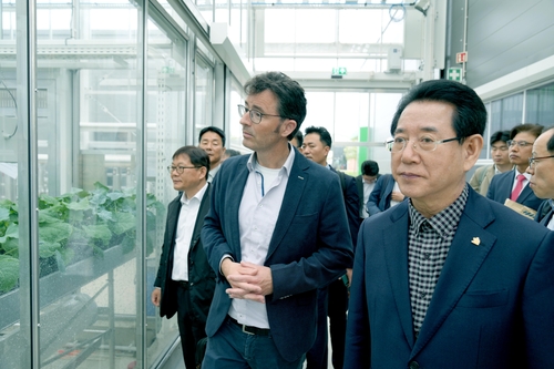 네덜란드 농업대학 방문하는 김영록(오른쪽) 전남지사