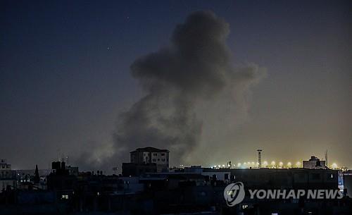 20일(현지시간) 새벽 팔레스타인 가자지구 최남단 라파에 이스라엘의 공습으로 연기가 피어오르고 있다. [UPI= 자료사진. 재판매 및 DB 금지]