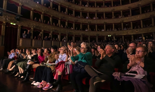 공중부양하듯 상모 돌리자 "와~"…로마 대표 극장 오른 전통공연