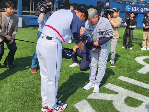 허리 숙여 인사하는 김경문 감독과 이승엽 감독