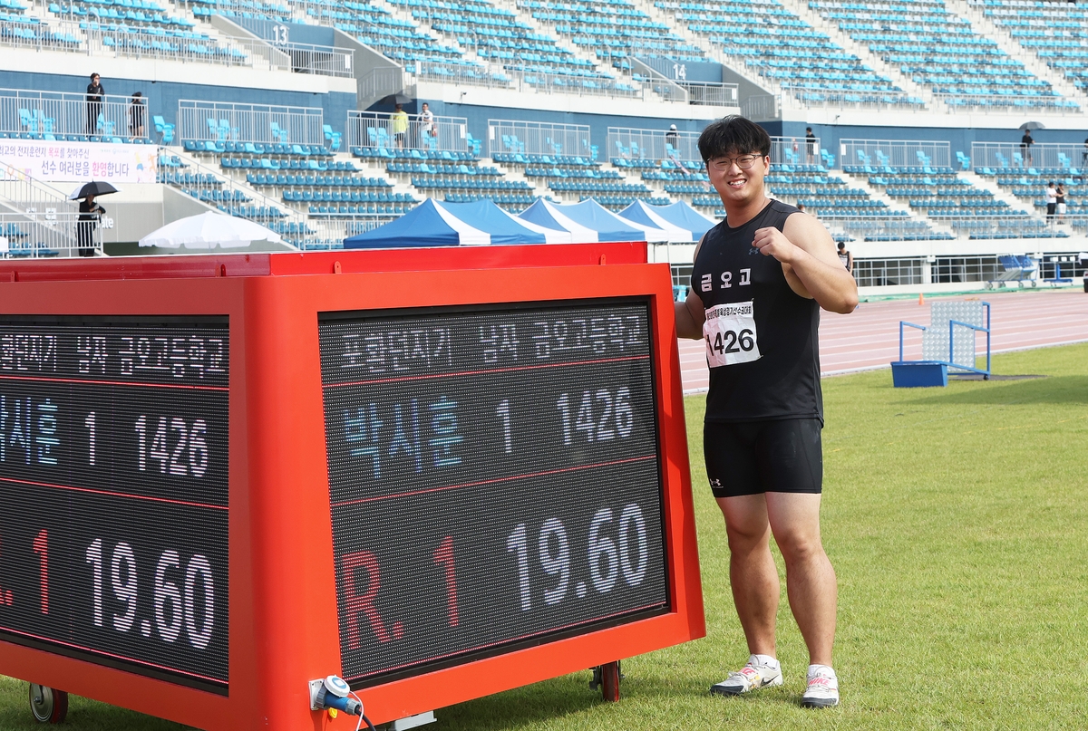 (서울=연합뉴스) 박시훈이 14일 목포종합운동장에서 열린 전국종별선수권 남자 고등부 해머던지기 결선에서 고등부 한국 기록을 세운 뒤 기념 촬영을 하고 있다. [대한육상연맹 제공. 재판매 및 DB금지]