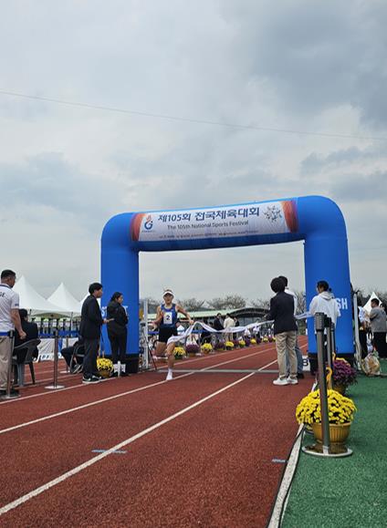 1위로 골인하는 성승민