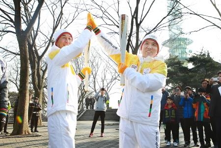 KEB하나은행, '2018 평창 동계올림픽 이색 성화봉송' 참여 - 1