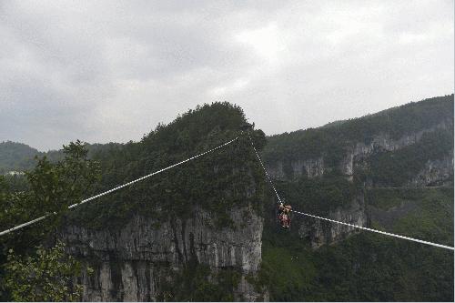 영화 ‘트랜스포머: 사라진 시대’의 촬영 장소인 Three Natural Bridges 경관 지구에서 300m 높이의 짚트래킹을 하는 선수들