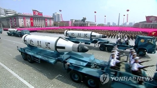 (2ª AMPLIACIÓN)- Corea del Norte revela lo que parece ser un nuevo ICBM en un enorme desfile militar