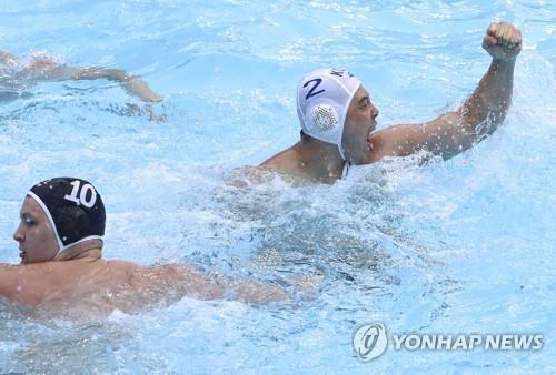 Kim Dong-hyeok (dcha.), de Corea del Sur, celebra su gol contra Nueva Zelanda en el encuentro de waterpolo masculino por el 15º puesto del 18º Campeonato del Mundo de la Federación Internacional de Natación (FINA), disputado, el 23 de julio del 2019, en el estadio de waterpolo de la Universidad Nambu, en Gwangju, a 330 kilómetros al sur de Seúl. (ⓒComité Organizador del Campeonato Mundial de la FINA de Gwangju 2019 y Agencia de Noticias Yonhap. Prohibida su reventa y archivo)