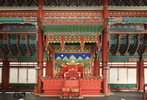 Imagen del trono real de Geunjeongjeon, proporcionada por la Administración del Patrimonio Cultural (Prohibida su reventa y archivo) 