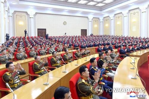 La foto, publicada, el 31 de diciembre de 2020, por la KCNA, muestra a los delegados norcoreanos que participarán en el próximo congreso del gobernante WPK, el día anterior, durante una ceremonia para recibir sus certificados. (Uso exclusivo dentro de Corea del Sur. Prohibida su distribución parcial o total)