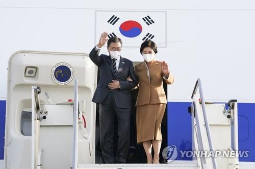 El presidente surcoreano, Moon Jae-in (izda.), y la primera dama, Kim Jung-sook, saludan, el 28 de octubre de 2021 (hora local), a su llegada al Aeropuerto de Roma-Fiumicino, en Italia, para reunirse con el papa Francisco y celebrar una cumbre del Grupo de los 20 (G-20).
