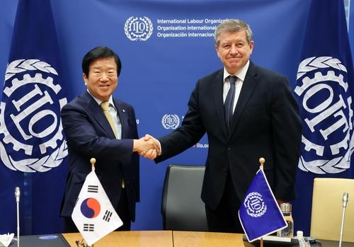 La foto, proporcionada por la oficina del presidente parlamentario, Park Byeong-seug (izda.), muestra a Park posando para una foto con el director general de la Organización Internacional del Trabajo (OIT), Guy Ryder, durante una reunión celebrada, el 25 de noviembre de 2021 (hora local), en Ginebra. (Prohibida su reventa y archivo)