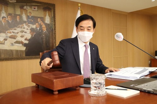 El gobernador del BOK, Lee Ju-yeol, golpea el mazo al inicio de la reunión del Comité de Política Monetaria del banco central, el 24 de febrero de 2022, en Seúl. (Foto proporcionada por el BOK. Prohibida su reventa y archivo)