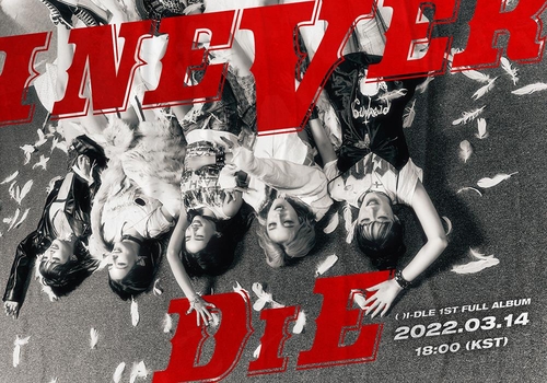 Esta foto, proporcionada por Cube Entertainment el 14 de marzo de 2022, muestra un póster promocional del primer álbum de larga duración del grupo femenino de K-pop (G)I-dle, titulado "I Never Die". (Prohibida su reventa y archivo)