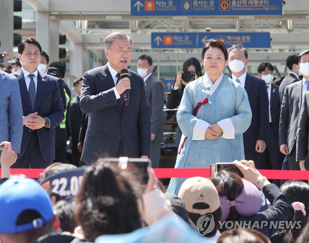(AMPLIACIÓN) Moon llega a su casa de retiro después de asistir a la ceremonia de investidura de Yoon