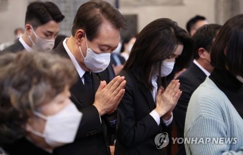 El presidente surcoreano, Yoon Suk-yeol (segundo por la izda.), y la primera dama, Kim Keon-hee (tercera por la izda.), asisten a una misa conmemorativa por las víctimas de la estampida de Itaewon, celebrada, el 6 de noviembre de 2022, en la catedral de Myeongdong, en el centro de Seúl.
