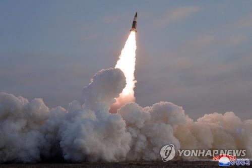 La foto de archivo sin fechar, proporcionada por la Agencia Central de Noticias de Corea del Norte (KCNA, según sus siglas en inglés), muestra el lanzamiento de un misil norcoreano. (Uso exclusivo dentro de Corea del Sur. Prohibida su distribución parcial o total)