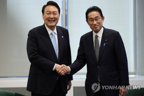 La foto de archivo muestra al presidente surcoreano, Yoon Suk Yeol (izda.), y el primer ministro japonés, Fumio Kishida, posando para una foto antes de sus diálogos, el 21 de septiembre de 2022 (hora local), en Nueva York, EE. UU., durante su reunión al margen de la Asamblea General de la ONU.