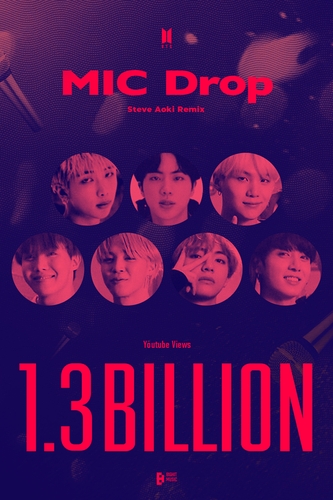 La foto, proporcionada por Big Hit Music, muestra un póster para conmemorar los 1.300 millones de visualizaciones en YouTube del videoclip de "MIC Drop", de la sensación del K-pop BTS. (Prohibida su reventa y archivo)